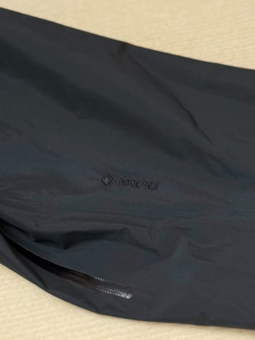Arc'teryx Beta Series Black Hooded Hardshell Jacket, Size L. - Picture 4 of 6